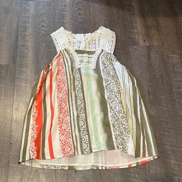 SOLD❤️❤️❤️ Cabi Whisper gauze crochet lace trim tank - Picture 2 of 7